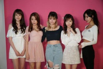 Rose Ma（中）与小云宝宝（右）、葱葱（右二）、陈仙廸（左）、陈嘉仪（左二）拍摄巴士广告。