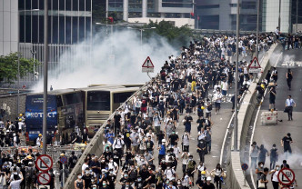 警方驅趕示威者。