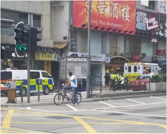 貨車撞向鞋鋪鐵閘及外牆。香港突發事故報料區Zed Arhat攝