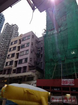 紅磡新柳街有人企跳。香港突發事故報料區