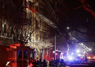 纽约布鲁克林（Bronx）一个公寓发生大火。 AP