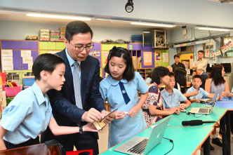杨润雄探访油麻地天主教小学，参与学生活动。