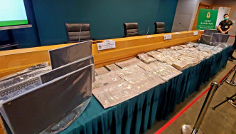 海關展示檢獲的現金和物品。