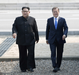 兩韓領袖共同跨越分界線。AP
