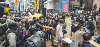 市民在铜锣湾记利佐治街一带聚集。