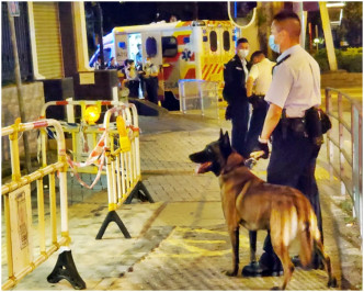警員帶同警犬到場調查。