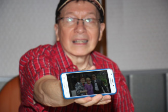 Joe哥展示手机相簿，有他和太太及四哥合照，Joe哥强调四哥好Fit。