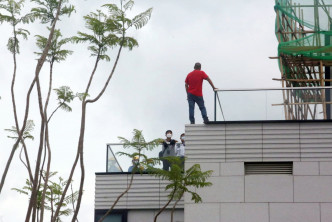 西贡建筑工人危站天台抗议欠薪 。