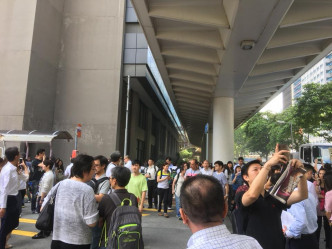 逾200人疏散至安全地方。 香港突发事故报料FB/网民Fannie Chung‎图