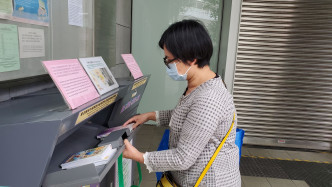 「阿玲」到公共圖書館為孻女還書。