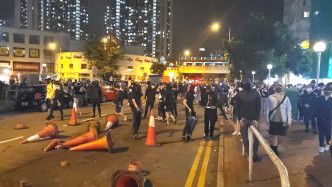 屯門大興基地外去年有大批示威者堵路破壞。資料圖片