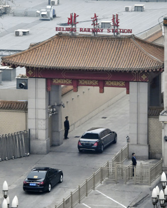 一队豪华轿车队下午进入北京火车站。AP图片