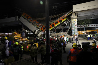 墨西哥城桥梁倒塌导致地铁堕下。AP图片