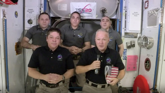 太空人赫尔利（前排左）及本肯（前排右）在国际太空站接受访问。 AP