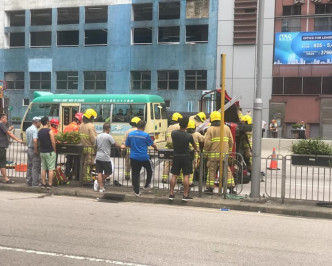 消防到场将两人救出送院。图:网民Chi Shing Leung‎香港突发事故报料区