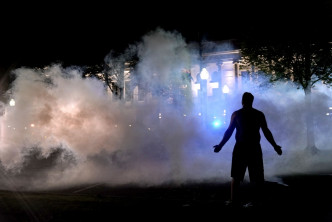 警察发射了催泪弹、橡皮子弹和烟雾弹来驱散示威人群。AP图片