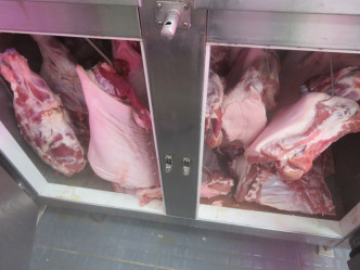 行動中食環署檢獲220公斤冰鮮肉。政府新聞處圖片