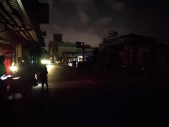 宜兰市区陷入一片漆黑。网上图片