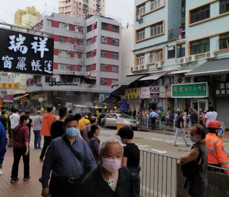 多名街坊围观。香港突发事故报料区FB/网民细欣图