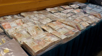 海關人員同時撿獲約1,800萬元現金和貴重物品。