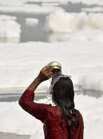 印度婦女按傳統在受污染的亞穆納河中沐浴。 （網上圖片）