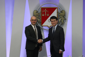 邱騰華與格魯吉亞財政部部長Ivane Machavariani（左）會面。 政府圖片