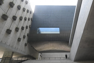 博物馆大楼楼高18层，设33个展厅。