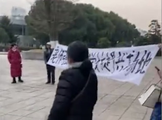 女受害人家属在学校外抗议。网上图片