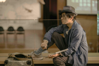 王祖蓝饰演城市速写画家马赛克。