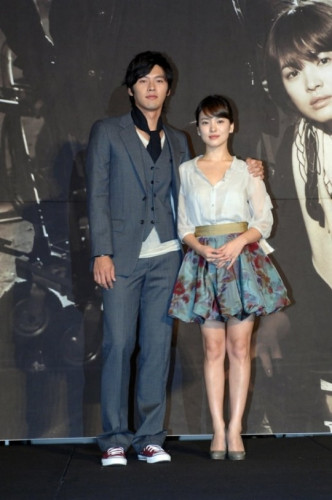 宋慧喬跟玄彬於08年合作韓劇《他們的世界》而戲假真做，拍拖3年分手。