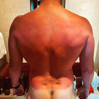 Chris所貼出的裸背照「大方」地晒出「股溝」。　Chris Pratt　IG圖片