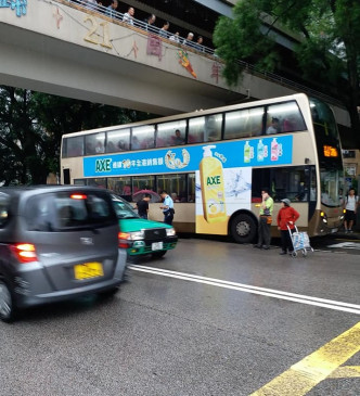 女事主跑過馬路追巴士時被車撞，但現場路段設有行人天橋。網民Cow Chan/ fb群組「‎香港突發事故報料區」