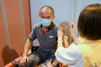 港铁在九龙湾车厂安排疫苗外展接种服务。港铁图片