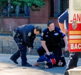 疑凶（上）被警员开枪制服，压在地上。网上图片