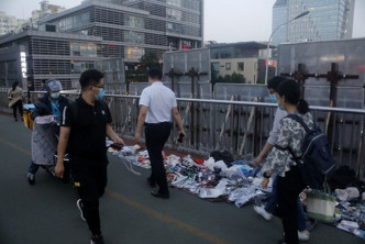 北京市民擺地攤。 網圖