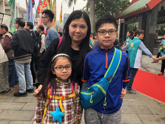 黄小姐带同小朋友一同前来接触中国文化。