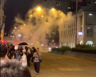 深水埗警署警方发射催泪弹驱散示威者。长沙湾社区发展力量 facebook