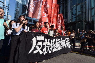 社民連和香港眾志今在灣仔發起「聲援雙學三子，抗議政治迫害」遊行。
