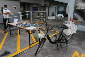 疑犯承認利用工具用作偷取放在路邊的單車。