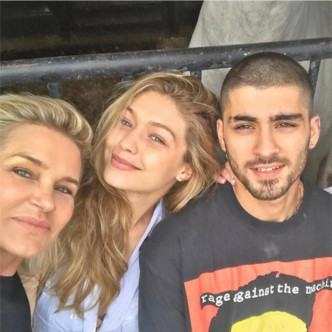 Zayn Malik（右）、Gigi Hadid（中）与母亲Yolanda Hadid的合照。