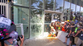 玻璃門嚴重損毀。