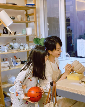 自从在家开设陶瓷工作室，两母女培养出共同嗜好，闲时在家为陶瓷上釉。