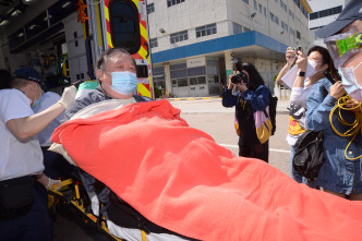 本周日，秦煌在电视城门外跌倒，需要召救护车送入院检查。