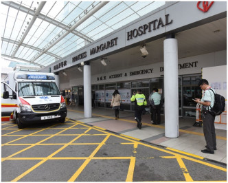 2名九巴职员到玛嘉烈医院了解伤者情况。
