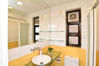 浴室鋪設黃色瓷磚，一室光猛明亮。