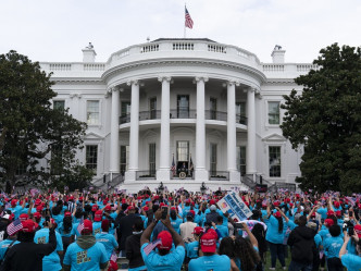 数百人聚集在白宫草坪上。AP
