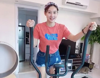 莊韻澄在家中不停玩健身器械。