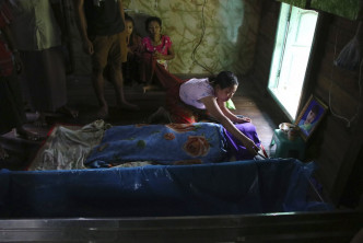 缅甸军方开枪镇压示威者，据报最少90人死亡。AP图片