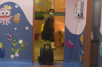 长沙湾幸福街1号一间幼儿园照常开学，校内有清洁工人加强清洁。