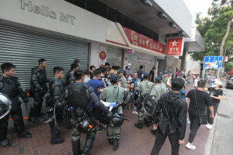 一批防暴警察到场分隔开两批人。